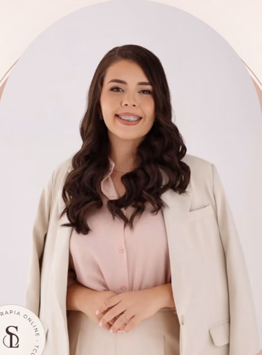 Simone Lima, psicóloga, sorrindo em fundo claro